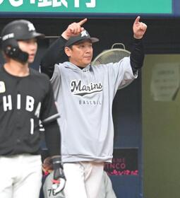 ３回、リプレー検証を要求するサブロー監督（撮影・高部洋祐）
