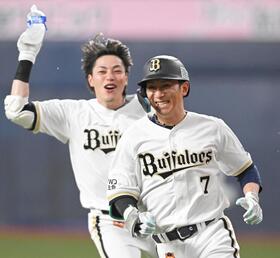 サヨナラ打を放ち、麦谷（奥）の祝福から逃げ回る西川（撮影・高部洋祐）