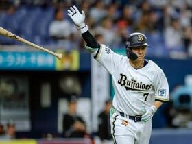 　１０回オリックス１死三塁、西川が中前にサヨナラ打を放つ＝京セラドーム