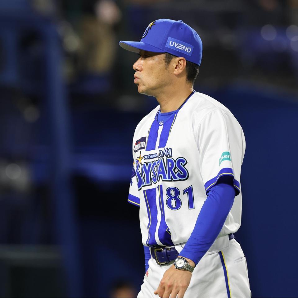 中日に敗れ、引き揚げる相川監督