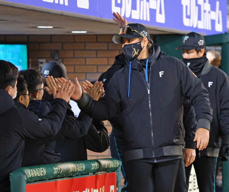 　勝利を喜ぶ新庄監督（撮影・金田祐二）