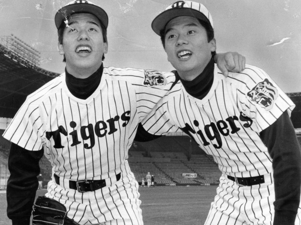 　ガッチリとスクラムを組む阪神ルーキー・嶋田兄弟。左・弟の章弘、右・兄の宗彦＝１９８５年１月