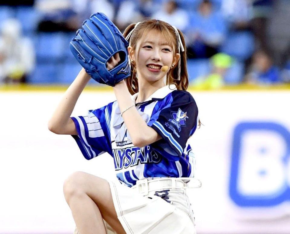 華麗なフォームで投球するＡＫＢ４８の千葉恵里=４月８日