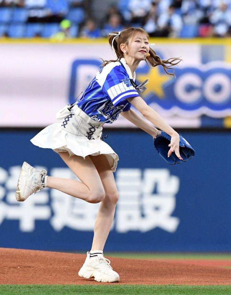 華麗なフォームで投球するＡＫＢ４８の千葉恵里（撮影・佐藤厚）