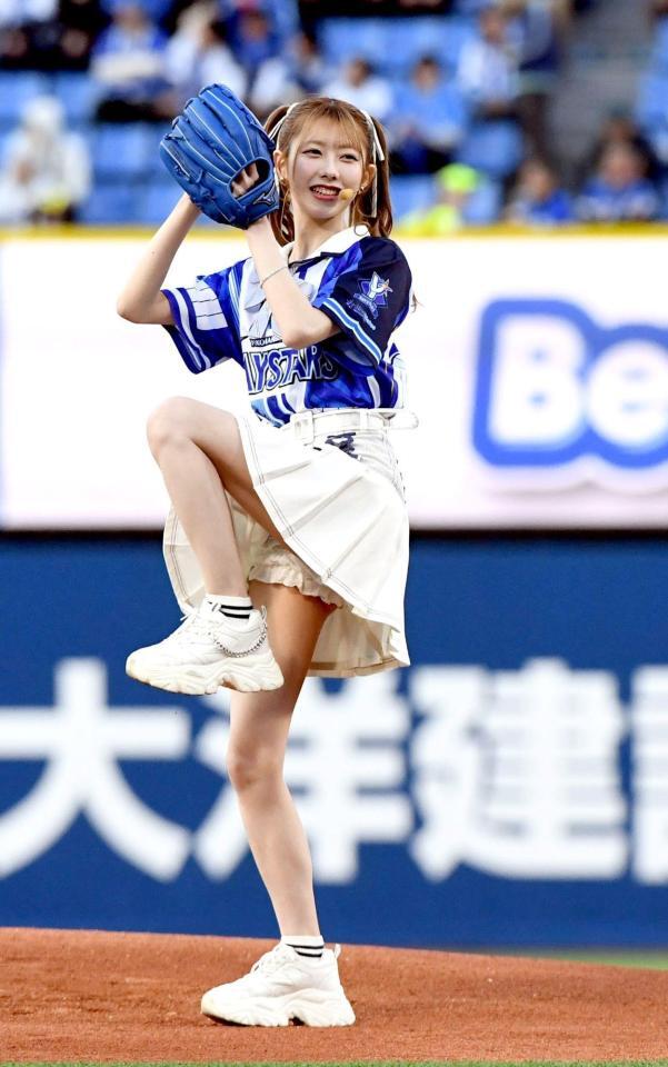 華麗なフォームで投球するＡＫＢ４８の千葉恵里＝横浜スタジアム（撮影・佐藤厚）