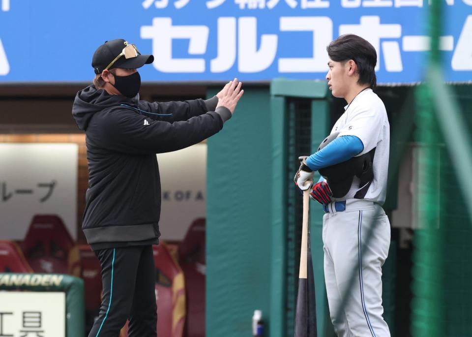 野村を指導する新庄監督（撮影・金田祐二）