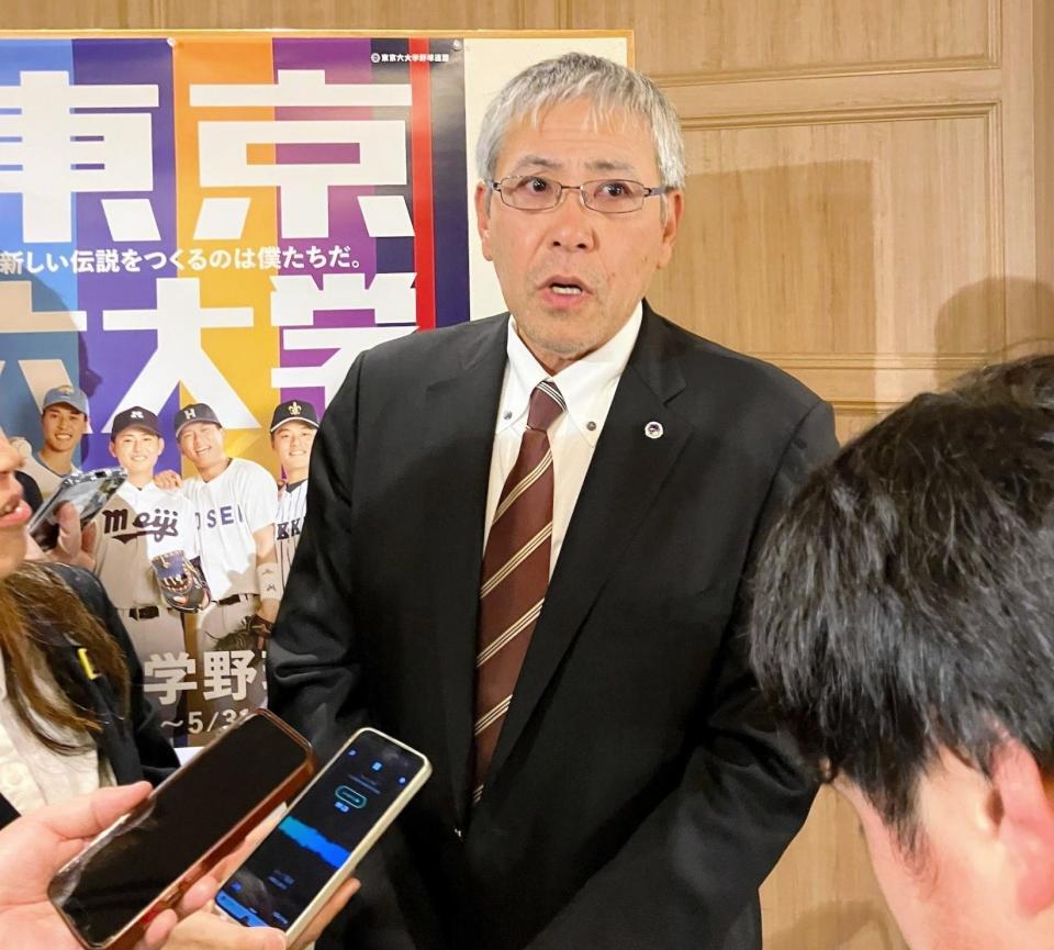 涙して話す早大・小宮山監督