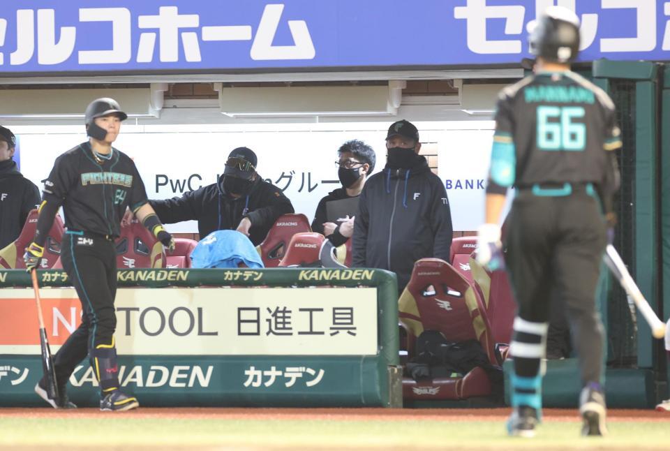 ５回、万波が三振に倒れうなだれる新庄監督（撮影・金田祐二）