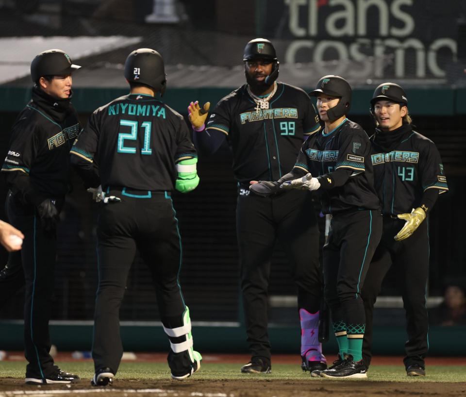 ６回、左中間に勝ち越し３ランを放ちナインに迎えられる清宮幸（撮影・金田祐二）