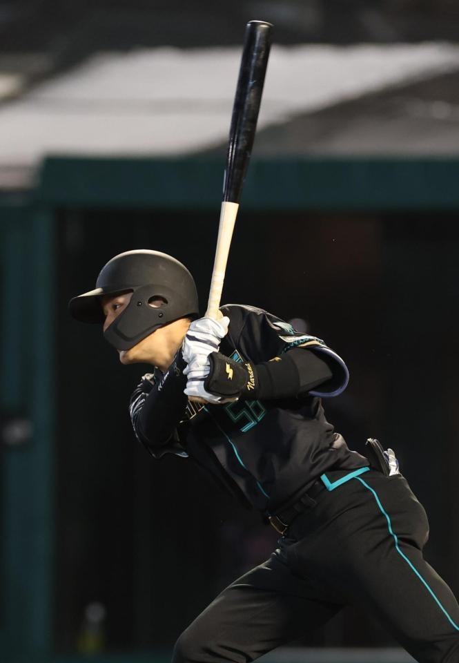 ６回、奈良間は中前に同点適時打を放つ（撮影・金田祐二）