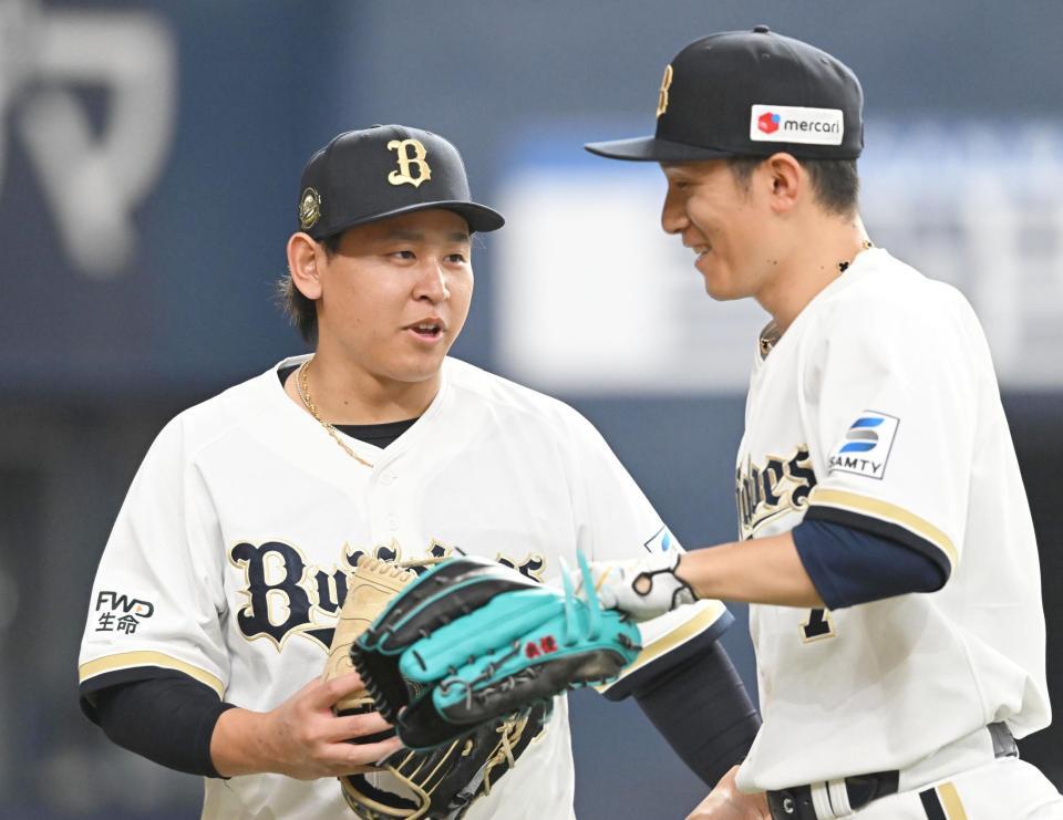 ４回を投げ終え、西川（右）を笑顔で迎える宮城（撮影・高部洋祐）