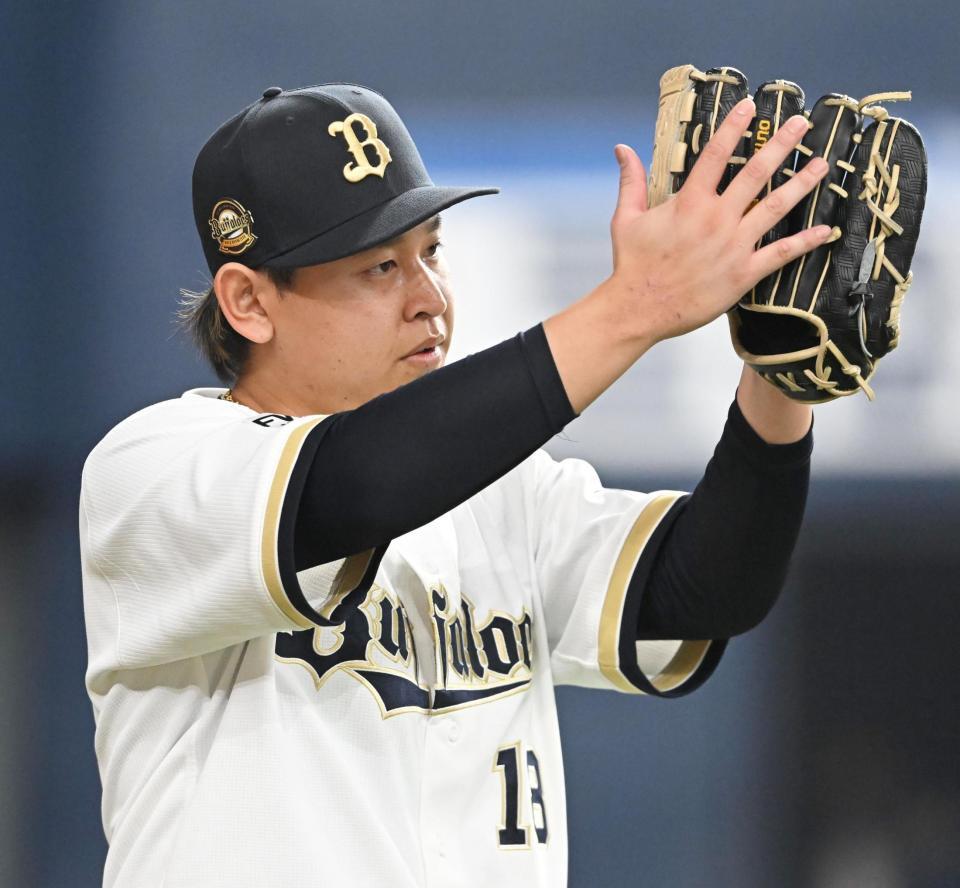 ４回を投げ終え、野手をたたえる宮城（撮影・高部洋祐）