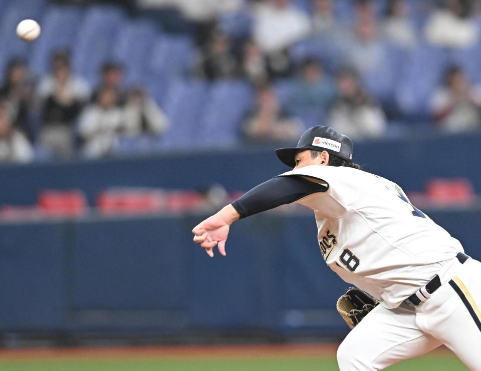 ４回、スローボールを投じる宮城（撮影・高部洋祐）