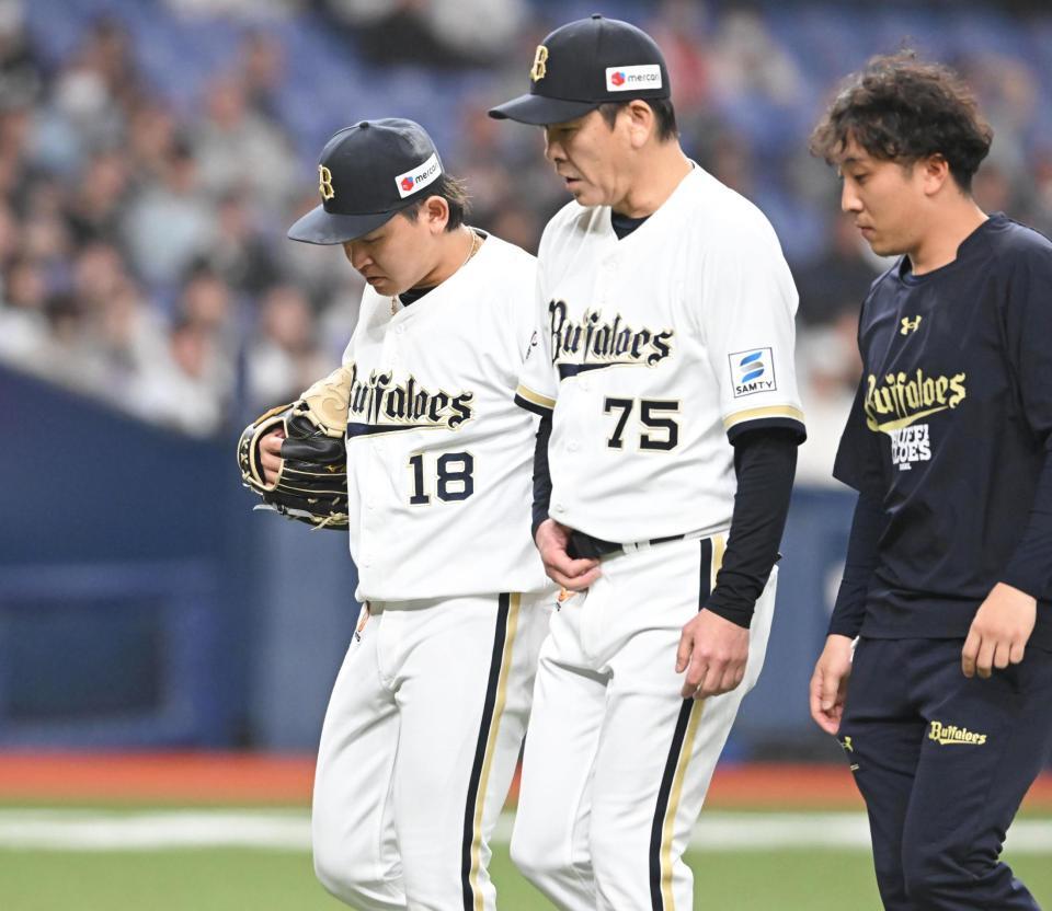 ６回途中、ベンチに下がる宮城（左）＝撮影・高部洋祐