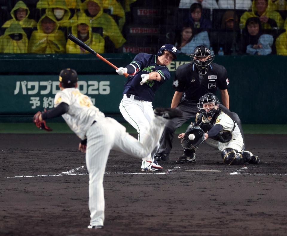 ６回、空振り三振に倒れる宮本（投手　茨木、捕手　坂本）＝撮影・山口登