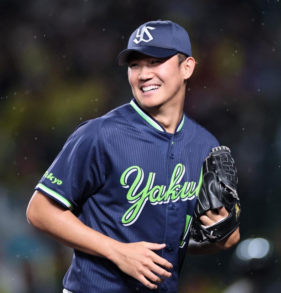 ２回、無失点に抑えた奥川は笑顔でベンチへ戻る（撮影・田中太一）