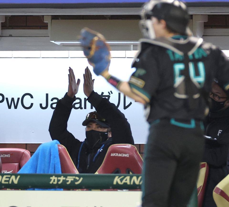 ７回、古林の好投の喜ぶ新庄監督（撮影・金田祐二）