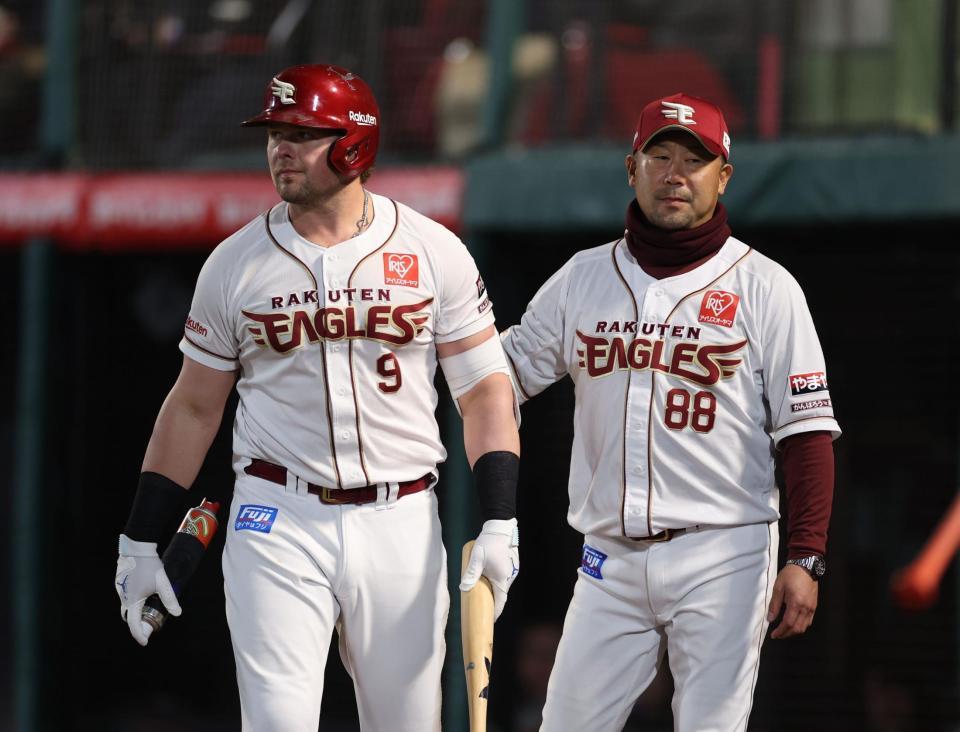 ９回、ボイトに代打を送る三木監督（撮影・金田祐二）