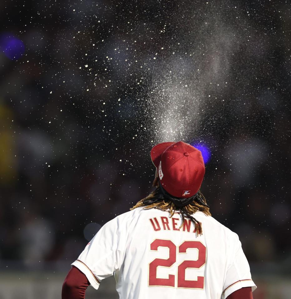 口に含んだ水を噴くウレーニャ（撮影・金田祐二）