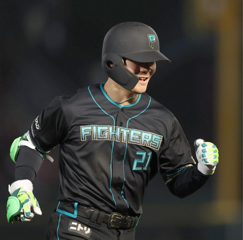 ６回、左中間に勝ち越し３ランを放ちガッツポーズの清宮幸（撮影・金田祐二）