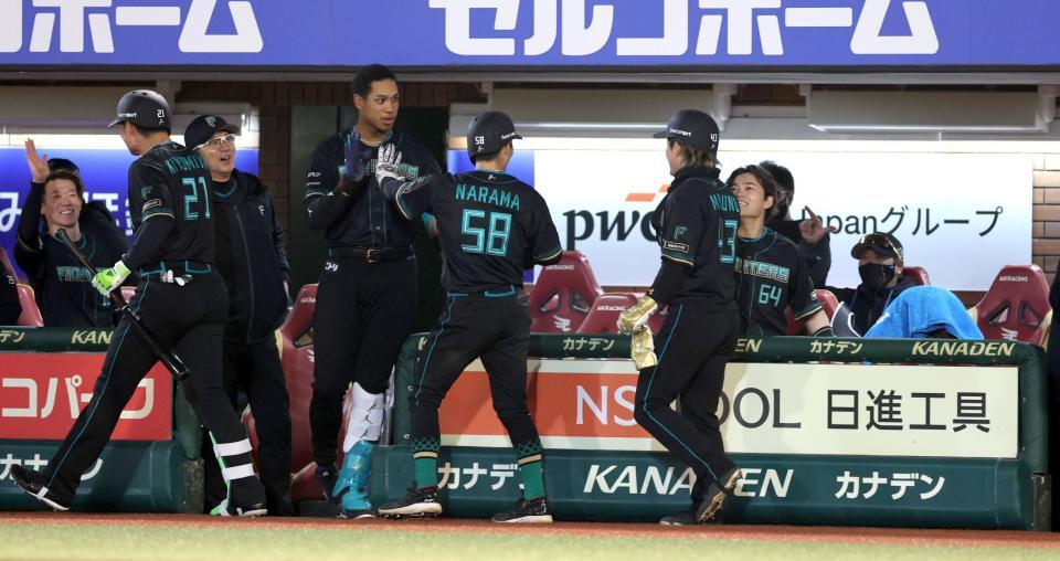 ６回、左中間に勝ち越し３ランを放った清宮幸らを迎える新庄監督らベンチ（撮影・金田祐二）