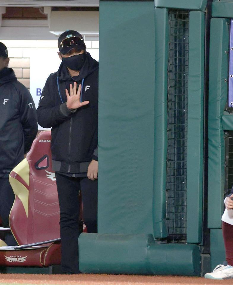 ６回、加藤の交代を告げる新庄監督（撮影・金田祐二）