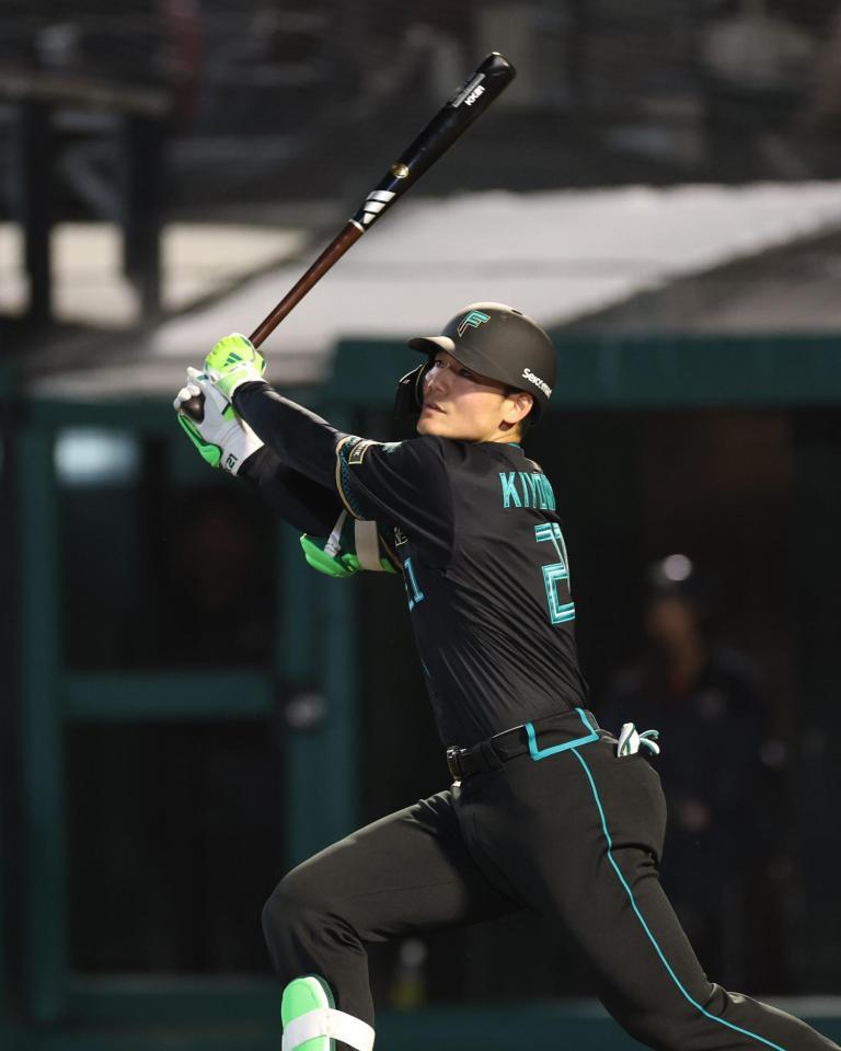 ６回、左中間に勝ち越し３ランを放つ清宮幸（撮影・金田祐二）