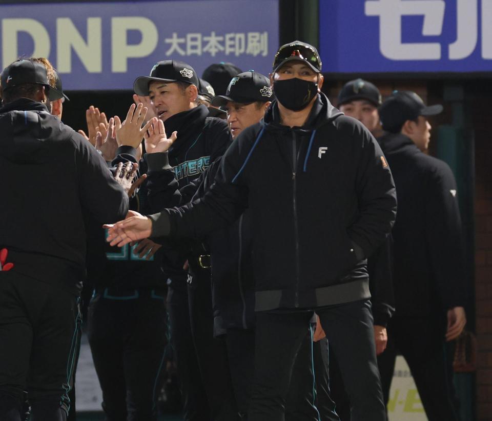 ナインを迎える新庄監督（撮影・金田祐二）