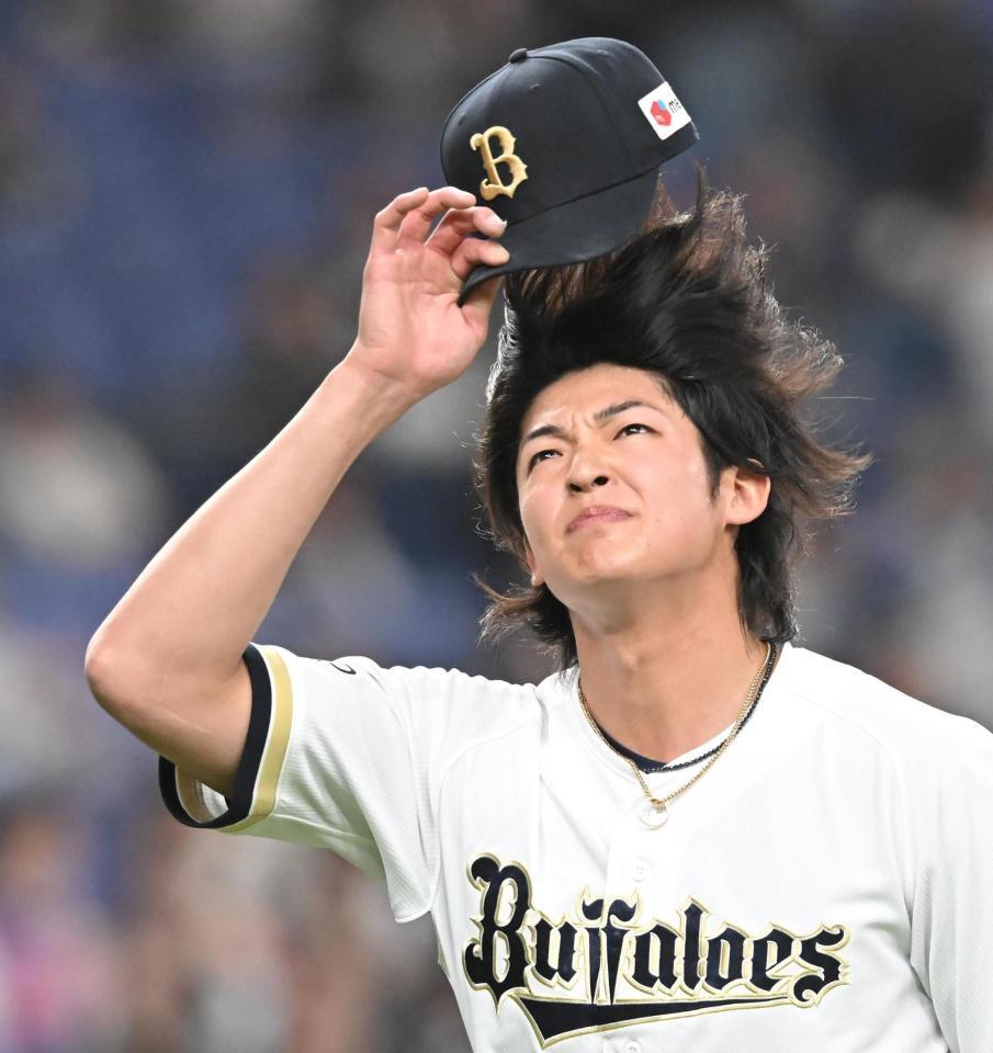 同点に追いつかれた６回を投げ終え、悔しそうにベンチに戻る山崎（撮影・高部洋祐）