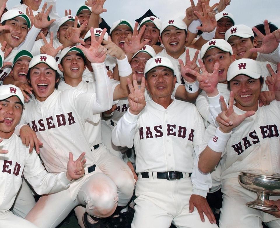 東京六大学春季リーグで優勝し、鳥谷敬（前列左から２人目）らナインと喜ぶ早大・野村徹監督（同３人目）＝２００３年６月