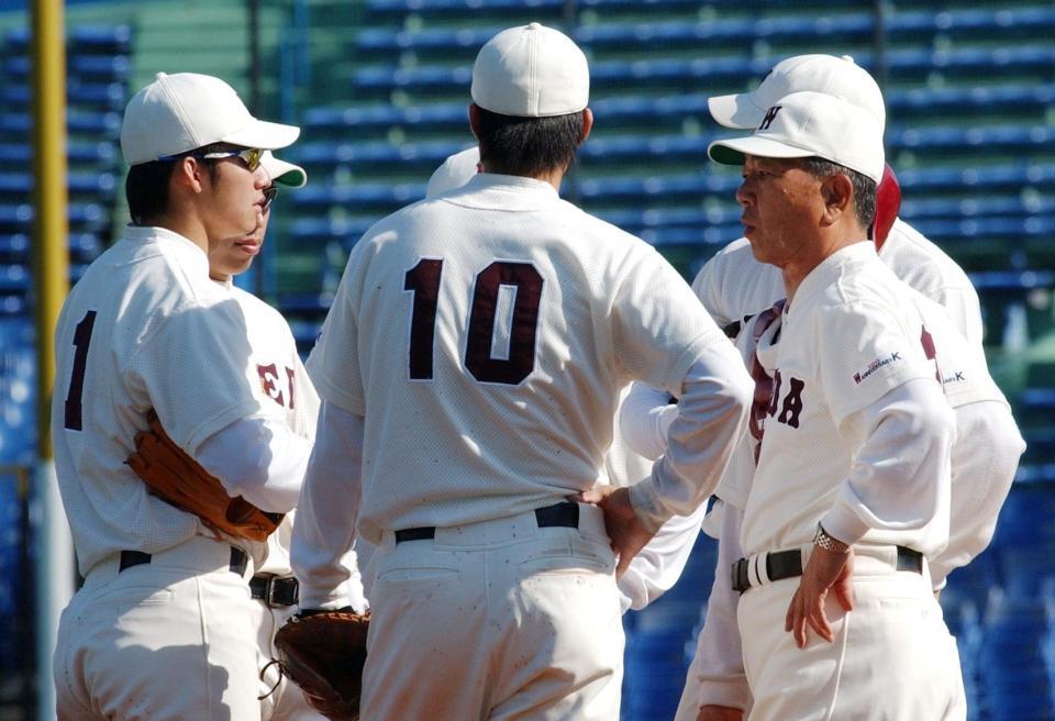 東亜大戦で鳥谷敬（左端）らに声を掛ける早大・野村徹監督（右端）＝神宮球場、２００３年１１月