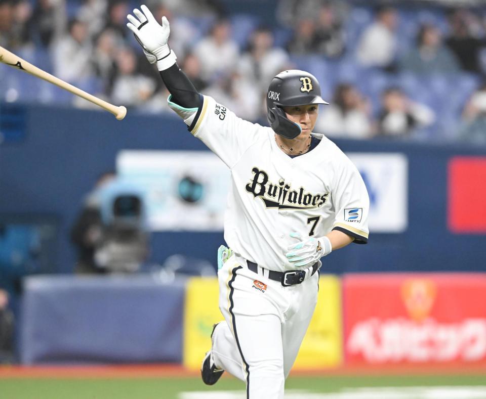 １０回、サヨナラ打を放ち、バットを放り投げる西川（撮影・高部洋祐）