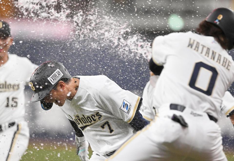 サヨナラ打を放ち、仲間の祝福を受ける西川（７）＝撮影・高部洋祐