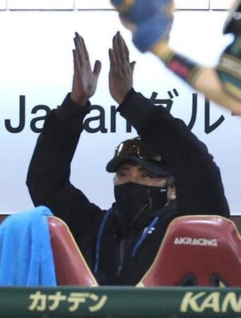 ベンチで喜ぶ新庄監督＝９日