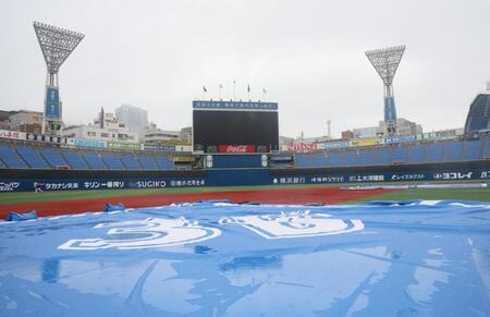 雨の降る横浜スタジアム（撮影・石井剣太郎）