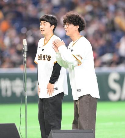 試合前、漫才を行うたくろうの赤木裕（左）ときむらバンド（撮影・開出牧）