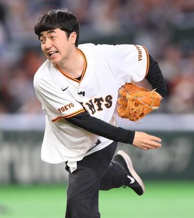 始球式を務めるたくろうの赤木裕（撮影・開出牧）