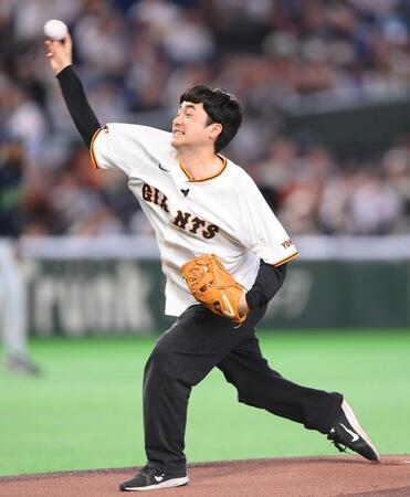 始球式を務めるたくろうの赤木裕（撮影・開出牧）