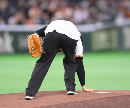 始球式を務めマウンドを手でならすたくろうの赤木裕（撮影・開出牧）