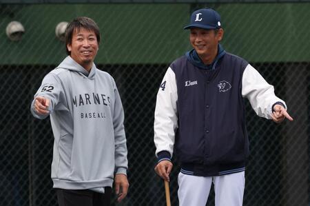 談笑する西口監督と益田（撮影・金田祐二）