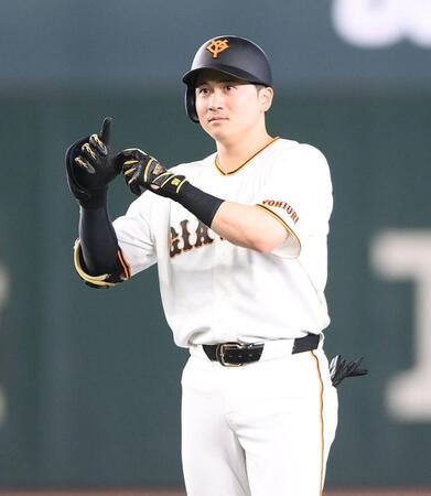 ３回、右越え適時二塁打を放ちポーズを決める泉口（撮影・開出牧）