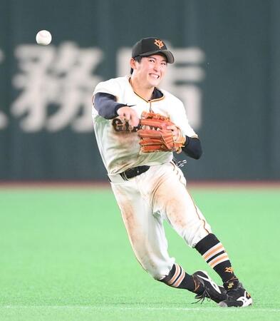 ４回、サンタナの打球を好捕し体勢を崩しながら一塁へ送球し二ゴロに打ち取る浦田（撮影・開出牧）