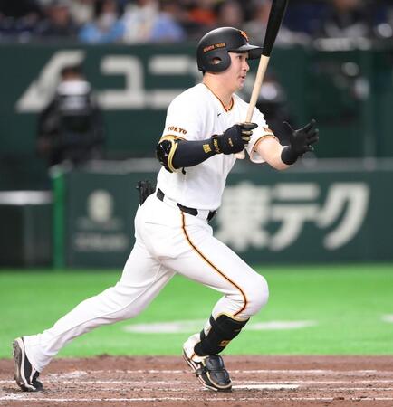 ３回、右越え適時二塁打を放つ泉口（撮影・開出牧）