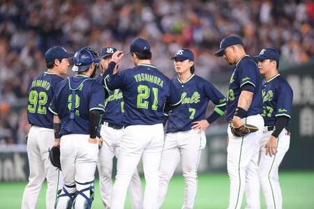 ３回、泉口に右越え適時二塁打を打たれた先発・吉村（２１）の元に集まるヤクルトナイン（撮影・開出牧）
