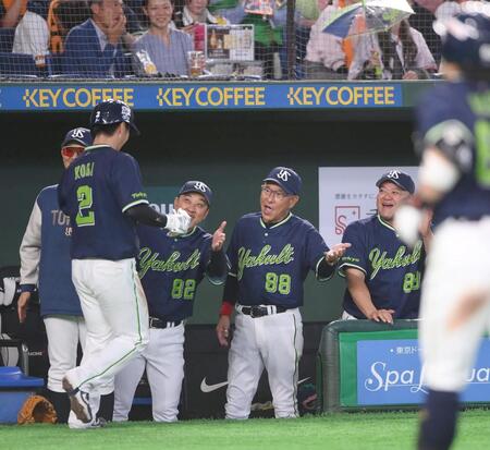 ４回、増田の中犠飛で生還した古賀（左手前）を迎える池山監督（後方右から２人目）＝撮影・開出牧