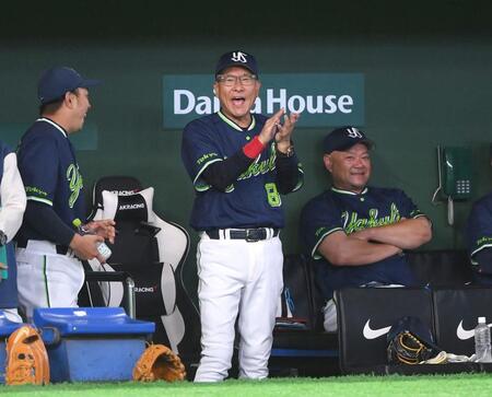 ２回、増田が中前打を放ちベンチで手をたたいて喜ぶ池山監督（撮影・開出牧）