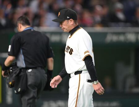 ６回、投手交代を告げた阿部監督（撮影・開出牧）