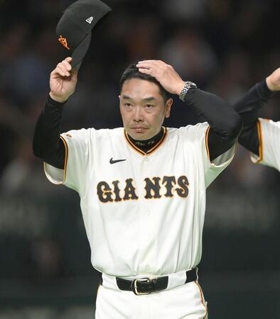 好調ヤクルトに競り勝ちスタンドの歓声に応える阿部監督（撮影・開出牧）