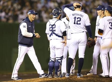 渡辺を交代する西口監督（撮影・金田祐二）