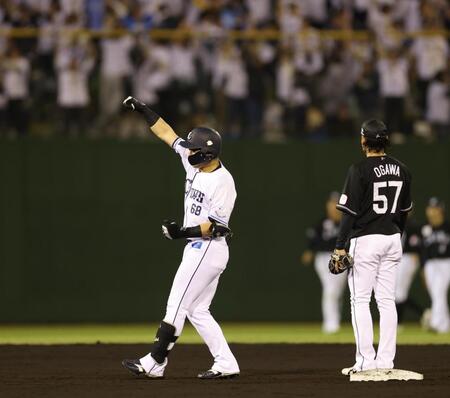 ８回、左越えに逆転２点二塁打を放ちガッツポーズの岸（撮影・金田祐二）